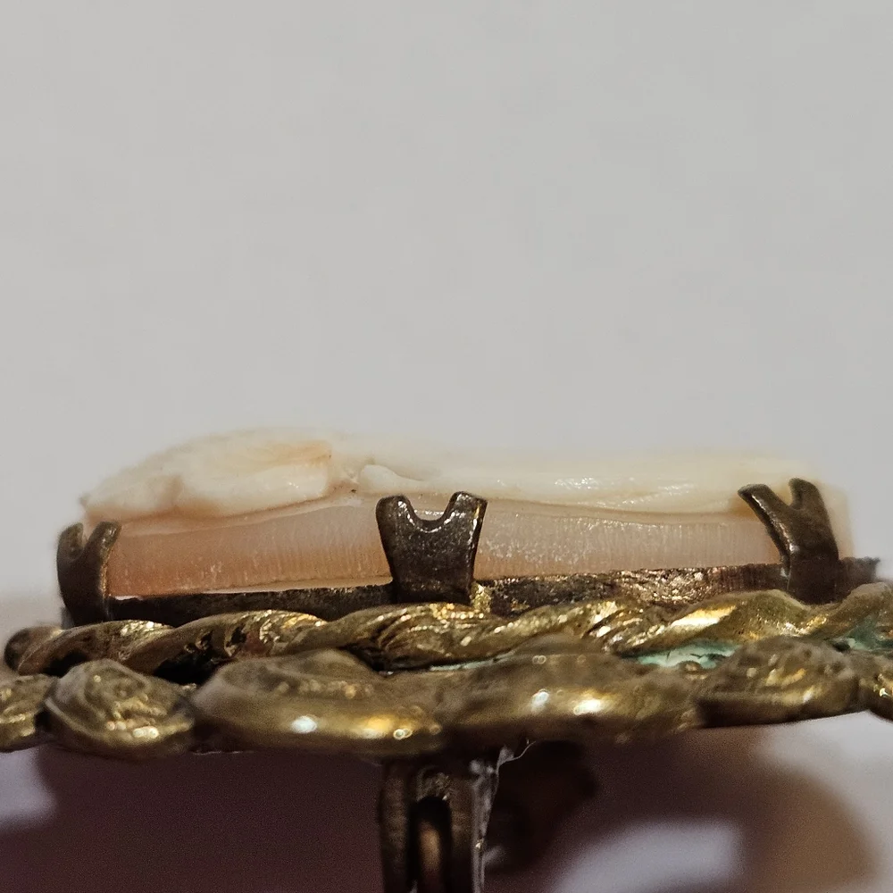 Vtg/Antique Hand Carved Genuine Shell Cameo Brooch